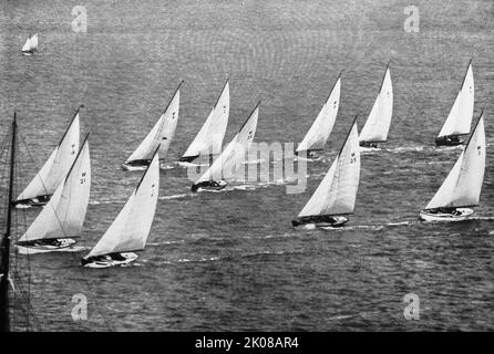 In Indian File, kurz nach dem Start in Cowes. Die Cowes Week ist eine der am längsten laufenden Regatten der Welt. Die Veranstaltung wurde 1826 begonnen und findet jedes Jahr im August auf dem Solent zwischen Südengland und der Isle of Wight statt. Schwarzweiß-Foto Stockfoto