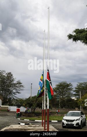 Nakuru, Kenia. 10. September 2022. Die Flagge Kenias (R), der ostafrikanischen Gemeinschaft (C) und der kenianischen Verwaltungspolizei fliegen halbmast vor dem Büro des Präsidenten, dem Rift Valley Regional Headquarters in Nakuru, während Kenia um ihre Majestät, Königin Elizabeth II. Trauert Der scheidende kenianische Präsident, Uhuru Kenyatta, ordnete am 9. September 2022 Flaggen am Halbmast an, um das Leben der verstorbenen Königin zu ehren. Die Flaggen bleiben bis zum Sonnenuntergang am Montag, dem 12. September 2022, halbmast. Kredit: SOPA Images Limited/Alamy Live Nachrichten Stockfoto