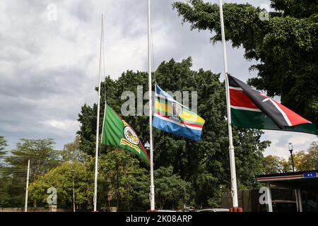 Nakuru, Kenia. 10. September 2022. Die Flagge Kenias (R), der ostafrikanischen Gemeinschaft (C) und der kenianischen Verwaltungspolizei fliegen halbmast vor dem Büro des Präsidenten, dem Rift Valley Regional Headquarters in Nakuru, während Kenia um ihre Majestät, Königin Elizabeth II. Trauert Der scheidende kenianische Präsident, Uhuru Kenyatta, ordnete am 9. September 2022 Flaggen am Halbmast an, um das Leben der verstorbenen Königin zu ehren. Die Flaggen bleiben bis zum Sonnenuntergang am Montag, dem 12. September 2022, halbmast. Kredit: SOPA Images Limited/Alamy Live Nachrichten Stockfoto