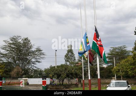 Nakuru, Kenia. 10. September 2022. Die Flagge Kenias (R), der ostafrikanischen Gemeinschaft (C) und der kenianischen Verwaltungspolizei fliegen halbmast vor dem Büro des Präsidenten, dem Rift Valley Regional Headquarters in Nakuru, während Kenia um ihre Majestät, Königin Elizabeth II. Trauert Der scheidende kenianische Präsident, Uhuru Kenyatta, ordnete am 9. September 2022 Flaggen am Halbmast an, um das Leben der verstorbenen Königin zu ehren. Die Flaggen bleiben bis zum Sonnenuntergang am Montag, dem 12. September 2022, halbmast. Kredit: SOPA Images Limited/Alamy Live Nachrichten Stockfoto