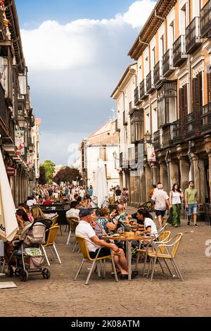 Alcala de Henares, Spanien - 18. Juni 2022: Bartische und Touristen, die in den Straßen von Alcala de Henares speisen Stockfoto