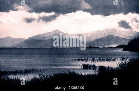 Unwetter-Wind an Land (See Chiem). Chiemsee ist ein Süßwassersee in Bayern, Deutschland, in der Nähe von Rosenheim. Schwarzweiß-Foto Stockfoto