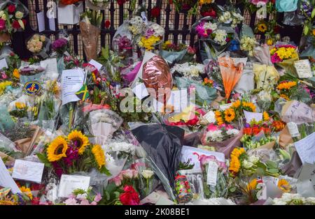 London, Großbritannien. 9.. September 2022. Blumenschmuck vor dem Buckingham Palace, als Königin Elizabeth II. Im Alter von 96 Jahren stirbt. Stockfoto