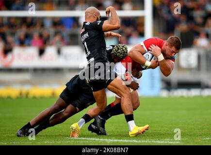 Leicester Tigers' Hanro Liebenberg (rechts) wird während des Spiels der Gallagher Premiership im Sandy Park, Exeter, von den Exeter Chiefs Christ Tshiunza (rechts) und Olly Woodburn (Mitte) angegangen. Bilddatum: Samstag, 10. September 2022. Stockfoto