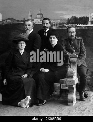 Catherine Schneider, Graf Ilya Tatishchev, Pierre Gilliard, Gräfin Anastasia Hendrikova, Prinz Wassilij Dolgorukov. Henrietta Catharina Luisa Schneider (20. Januar 1856 - 4. September 1918) war eine baltisch-deutsche Tutorin am Hof von Zar Nikolaus II. Und Zarin Alexandra. Schneider wurde im Herbst 1918 von den Bolschewiki in Perm ermordet. Graf Ilja Leonidowitsch Tatischew (11. Dezember 1859 - Juli 1918) war ein russischer Adliger und Adjutanter General des Zaren Nikolaus II. Er wurde von den Bolschewiki hingerichtet und in der russisch-orthodoxen Kirche außerhalb Russlands als neuer Märtyrer heiliggesprochen. Pierre Gilliard ( Stockfoto