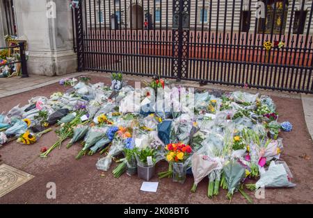 London, Großbritannien. 9.. September 2022. Blumenschmuck vor dem Buckingham Palace, als Königin Elizabeth II. Im Alter von 96 Jahren stirbt. Stockfoto