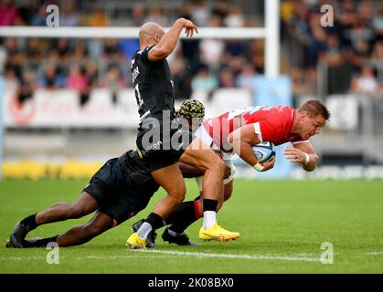 Leicester Tigers' Hanro Liebenberg (rechts) wird während des Spiels der Gallagher Premiership im Sandy Park, Exeter, von den Exeter Chiefs Christ Tshiunza (rechts) und Olly Woodburn (Mitte) angegangen. Bilddatum: Samstag, 10. September 2022. Stockfoto