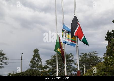 Nakuru, Kenia. 10. September 2022. Die Flagge Kenias (R), der ostafrikanischen Gemeinschaft (C) und der kenianischen Verwaltungspolizei fliegen halbmast vor dem Büro des Präsidenten, dem Rift Valley Regional Headquarters in Nakuru, während Kenia um ihre Majestät, Königin Elizabeth II. Trauert Der scheidende kenianische Präsident, Uhuru Kenyatta, ordnete am 9. September 2022 Flaggen am Halbmast an, um das Leben der verstorbenen Königin zu ehren. Die Flaggen bleiben bis zum Sonnenuntergang am Montag, dem 12. September 2022, halbmast. (Foto von James Wakibia/SOPA Images/Sipa USA) Quelle: SIPA USA/Alamy Live News Stockfoto