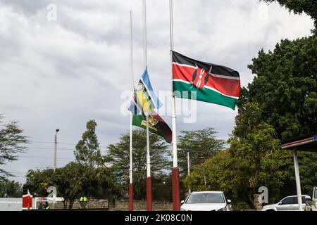 Nakuru, Kenia. 10. September 2022. Die Flagge Kenias (R), der ostafrikanischen Gemeinschaft (C) und der kenianischen Verwaltungspolizei fliegen halbmast vor dem Büro des Präsidenten, dem Rift Valley Regional Headquarters in Nakuru, während Kenia um ihre Majestät, Königin Elizabeth II. Trauert Der scheidende kenianische Präsident, Uhuru Kenyatta, ordnete am 9. September 2022 Flaggen am Halbmast an, um das Leben der verstorbenen Königin zu ehren. Die Flaggen bleiben bis zum Sonnenuntergang am Montag, dem 12. September 2022, halbmast. (Foto von James Wakibia/SOPA Images/Sipa USA) Quelle: SIPA USA/Alamy Live News Stockfoto