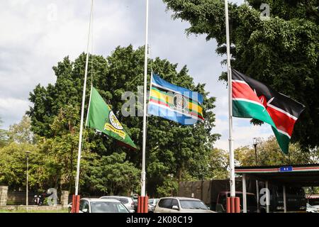 Nakuru, Kenia. 10. September 2022. Die Flagge Kenias (R), der ostafrikanischen Gemeinschaft (C) und der kenianischen Verwaltungspolizei fliegen halbmast vor dem Büro des Präsidenten, dem Rift Valley Regional Headquarters in Nakuru, während Kenia um ihre Majestät, Königin Elizabeth II. Trauert Der scheidende kenianische Präsident, Uhuru Kenyatta, ordnete am 9. September 2022 Flaggen am Halbmast an, um das Leben der verstorbenen Königin zu ehren. Die Flaggen bleiben bis zum Sonnenuntergang am Montag, dem 12. September 2022, halbmast. (Foto von James Wakibia/SOPA Images/Sipa USA) Quelle: SIPA USA/Alamy Live News Stockfoto