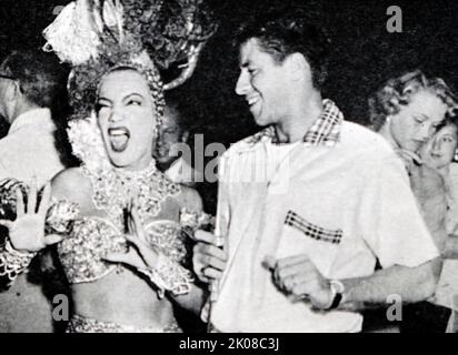 Carmen Miranda und Jerry Lewis über das Set von Scared Stiff, einem amerikanischen Horror-paranormalen semi-musikalischen Comedy-Film aus dem Jahr 1953, der von George Marshall mit Dean Martin, Carmen Miranda und Jerry Lewis inszeniert wurde. Scared Stiff war Mirandas letzter Film-Auftritt, als sie zwei Jahre später im August 1955 starb. Carmen Miranda (geboren in Maria do Carmo Miranda da Cunha, 9. Februar 1909 - 5. August 1955) war eine brasilianische Samba-Sängerin, Tänzerin, Broadway-Schauspielerin und Filmstar. Jerry Lewis (geboren Joseph Levitch; 16. März 1926 - 20. August 2017) war ein amerikanischer Komiker, Schauspieler, Sänger, Regisseur, Produzent, Stockfoto