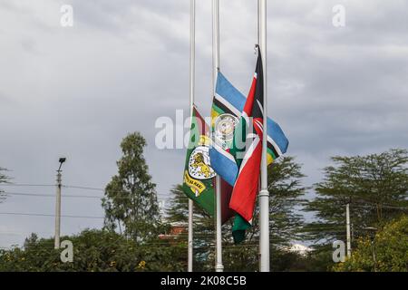 Nakuru, Kenia. 10. September 2022. Die Flagge Kenias (R), der ostafrikanischen Gemeinschaft (C) und der kenianischen Verwaltungspolizei fliegen halbmast vor dem Büro des Präsidenten, dem Rift Valley Regional Headquarters in Nakuru, während Kenia um ihre Majestät, Königin Elizabeth II. Trauert Der scheidende kenianische Präsident, Uhuru Kenyatta, ordnete am 9. September 2022 Flaggen am Halbmast an, um das Leben der verstorbenen Königin zu ehren. Die Flaggen bleiben bis zum Sonnenuntergang am Montag, dem 12. September 2022, halbmast. (Foto von James Wakibia/SOPA Images/Sipa USA) Quelle: SIPA USA/Alamy Live News Stockfoto