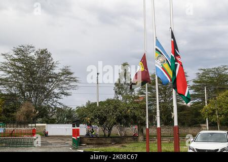 Nakuru, Kenia. 10. September 2022. Die Flagge Kenias (R), der ostafrikanischen Gemeinschaft (C) und der kenianischen Verwaltungspolizei fliegen halbmast vor dem Büro des Präsidenten, dem Rift Valley Regional Headquarters in Nakuru, während Kenia um ihre Majestät, Königin Elizabeth II. Trauert Der scheidende kenianische Präsident, Uhuru Kenyatta, ordnete am 9. September 2022 Flaggen am Halbmast an, um das Leben der verstorbenen Königin zu ehren. Die Flaggen bleiben bis zum Sonnenuntergang am Montag, dem 12. September 2022, halbmast. (Foto von James Wakibia/SOPA Images/Sipa USA) Quelle: SIPA USA/Alamy Live News Stockfoto