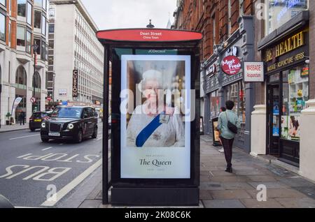 London, Großbritannien. 9.. September 2022. Ein Buststop in der Shaftesbury Avenue, Soho, zeigt eine Hommage an Königin Elizabeth II., im Alter von 96 Jahren. Stockfoto