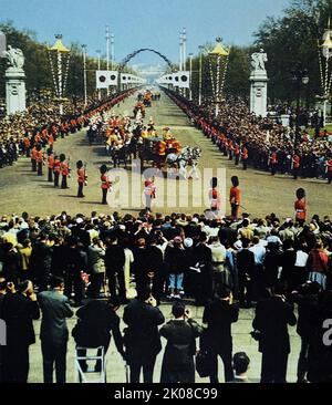 Die Hochzeitsprozession von Prinzessin Margaret, die die Mall zum Buckingham Palace hochkommt, 1960. Die Hochzeit von Prinzessin Margaret und Antony Armstrong-Jones fand am Freitag, dem 6. Mai 1960, in der Westminster Abbey in London statt. Prinzessin Margaret war die jüngere Schwester von Königin Elizabeth II, während Antony Armstrong-Jones ein bekannter Fotograf der Gesellschaft war Stockfoto