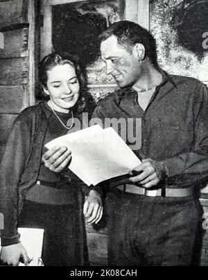 Billy Wilder und Suzanne Cloutier am Set von Stalag 17 ist ein amerikanischer Kriegsfilm aus dem Jahr 1953. Billy Wilder (geboren Samuel Wilder; 22. Juni 1906 - 27. März 2002) war ein österreichisch-amerikanischer Regisseur, Produzent und Drehbuchautor. Suzanne Cloutier (10. Juli 1923 - 2. Dezember 2003) war eine kanadische Filmschauspielerin Stockfoto