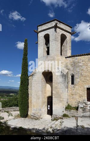 Glockenturm oder Glockenturm von c16. romanische Kirche Notre Dame Dalidon Oppède le Vieux Luberon Vaucluse Provence Frankreich Stockfoto