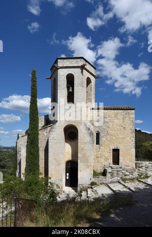 Glockenturm oder Glockenturm von c16. romanische Kirche Notre Dame Dalidon Oppède le Vieux Luberon Vaucluse Provence Frankreich Stockfoto