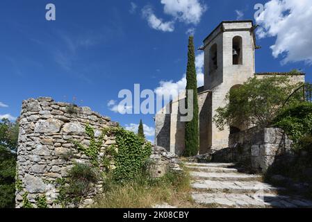 c16. romanische Kirche Notre Dame Dalidon Stone Steps und Ruinen des Altstadtdorfes Oppède le Vieux Luberon Vaucluse Provence Frankreich Stockfoto