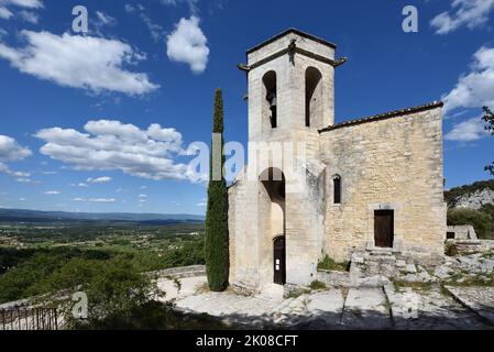 c16. romanische Kirche Notre Dame Dalidon Oppède le Vieux und Blick über die Calavon-Ebene Luberon Vaucluse Provence Frankreich Stockfoto