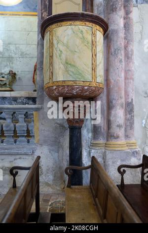 Barocke Kanzel in der romanischen Kirche Nortre Dame Dalidon Oppède le Vieux Luberon Vaucluse aus dem Jahr c16. Provence Frankreich Stockfoto