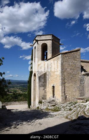 c16. Romaneske Kirche Notre Dame Dalidon, erbaut auf Felsen oder Felsvorsprung im alten Dorf Oppède le Vieux Luberon Vaucluse Provence Frankreich Stockfoto