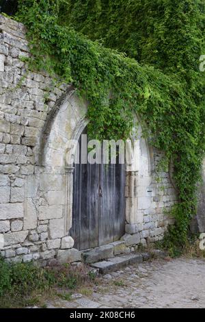 Mittelalterlicher Stil oder Alte Holztür oder Türweg Oppede le Vieux Vaucluse Luberon Provence Frankreich Stockfoto