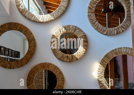 Raum aus runden Spiegeln, an der Wand platziert. Stockfoto