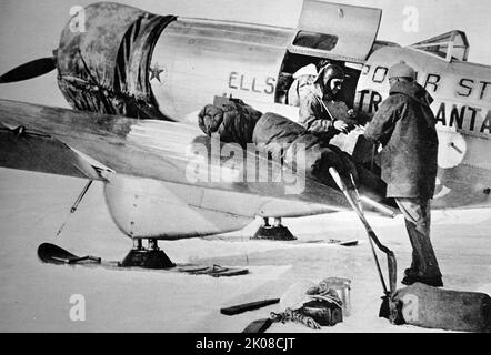 Lincoln Ellsworth und sein Pilot Herbert Hollick-Kenyon beladen den Polarstern für ihren Flug in die Antarktis. Die beiden Entdecker wurden am 16. Januar 1936 entdeckt, nachdem sie vermisst wurden. Lincoln Ellsworth (12. Mai 1880 - 26. Mai 1951) war ein Polarforscher aus den Vereinigten Staaten und ein großer Wohltäter des American Museum of Natural History. Herbert Hollick-Kenyon (17. April 1897 - 30. Juli 1975) war ein britischer Flugzeugpilot, der bedeutende Beiträge zur Luftfahrt in der Antarktis leistete Stockfoto