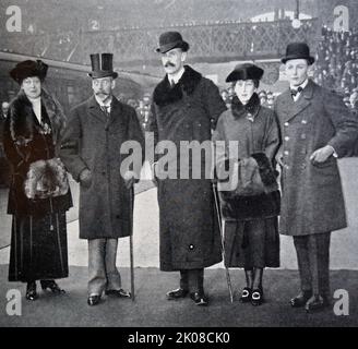 König George begrüßte den König von Norwegen 1921 am Königskreuz. Von links nach rechts: Prinzessin Victoria, König George, König Haakon, Königin Maud und Prinz Olaf Stockfoto