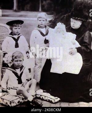 Königin Victoria 1899 mit ihren Enkeln (von links nach rechts) Prinz Albert, Prinzessin Mary, Prinz Edward und Prinz Henry. Schwarzweiß-Foto Stockfoto