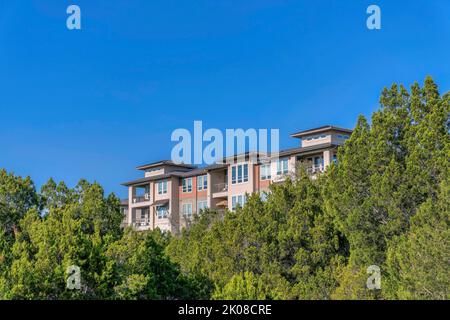 Neubau von Häusern und Wohnungen am malerischen Lake Austin in Texas. Außenansicht von Häusern und Wohngebäuden, die in der Nähe eines Wate neu gebaut wurden Stockfoto