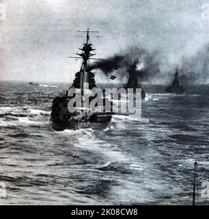 Die Schlachtschiffe des ersten Battle Squadron in der Reihe, HMS Royal Sovereign (nächste Kamera), HMS Resolution und HMS Revenge waren die letzten Schlachtschiffe, die für die britische Flotte für den Ersten Weltkrieg gebaut wurden Stockfoto