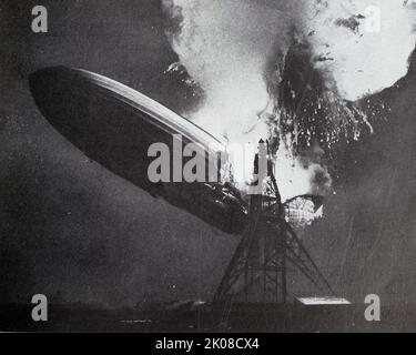 Die Hindenburg-Katastrophe war ein Luftschiffunfall, der sich am 6. Mai 1937 in Manchester Township, New Jersey, USA ereignete. Das deutsche Passagierflugschiff LZ 129 Hindenburg wurde bei seinem Versuch, mit seinem Mast an der Naval Air Station Lakehurst anzudocken, in Brand gesetzt und zerstört. Der Unfall verursachte 35 Todesfälle von den 97 Menschen an Bord und einen zusätzlichen Todesfall am Boden Stockfoto