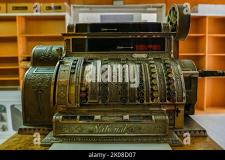 Antike, kurbelbetriebene Registrierkasse, altes Metall. Stockfoto