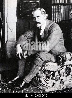 James Ramsay MacDonald FRS (z. B. James McDonald Ramsay; 12. Oktober 1866 - 9. November 1937) war ein britischer Politiker, der als Premierminister des Vereinigten Königreichs diente, der erste, der der Labour Party angehörte und neun Monate lang die Minderheitsregierungen der Labour-Partei im Jahr 1924 und erneut zwischen 1929 und 1931 anführte. Von 1931 bis 1935 leitete er eine von der Konservativen Partei dominierte und von nur wenigen Labour-Mitgliedern unterstützte nationale Regierung. MacDonald wurde daraufhin aus der Labour Party ausgeschlossen Stockfoto