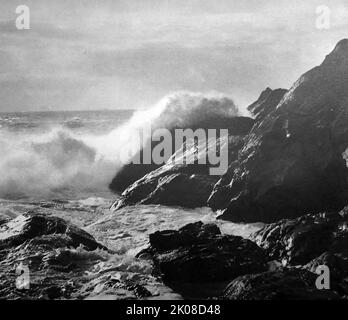 Ein raues Meer in der Nähe von Land's End, einer Landzunge im Westen von Cornwall, England, auf der Penwith-Halbinsel. Land's End ist der westlichste Punkt des englischen Festlandes Stockfoto