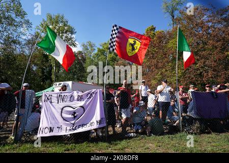 Ferrari-Fans beim Training auf der Monza-Rennstrecke in Italien. Bilddatum: Samstag, 10. September 2022. Stockfoto