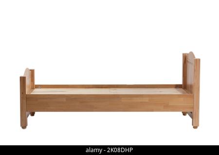 Holzschlafbett. Neuer Bettgestell aus Holz auf weißem Hintergrund. Stockfoto