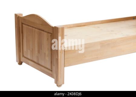 Nahaufnahme eines Teils eines Holzbettes zum Schlafen. Klassische Schlafbettmöbel aus Naturholz. Neue Holzbettgestell auf weißem Hintergrund Ansicht si Stockfoto