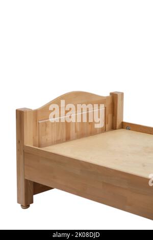 Nahaufnahme eines Teils eines Holzbettes zum Schlafen. Klassische Schlafbettmöbel aus Naturholz. Neue Holzbettgestell auf weißem Hintergrund Ansicht si Stockfoto