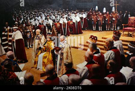 Die Krönung von Elizabeth II. Fand am 2. Juni 1953 in der Westminster Abbey in London statt. Elisabeth II. Trat im Alter von 25 Jahren nach dem Tod ihres Vaters, Georg VI., am 6. Februar 1952 den Thron an und wurde kurz darauf von ihren Privat- und Exekutivräten zur Königin erklärt Stockfoto