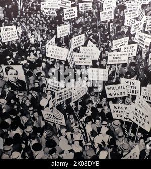 Unterstützer von Wendell L. Willkie vor dem Buffalo Memorial Auditorium während des US-Präsidentschaftswahlkampfs 1940. Wendell Lewis Willkie (geboren als Lewis Wendell Willkie; 18. Februar 1892 - 8. Oktober 1944) war ein amerikanischer Anwalt, Unternehmensleiter und der republikanische Präsidentschaftskandidat von 1940. Sein demokratischer Gegner, der amtierende Präsident Franklin D. Roosevelt, gewann die Wahl 1940 mit etwa 55% der Volksabstimmung und nahm die Wahl des Wahlkollegiums mit einem großen Vorsprung an Stockfoto