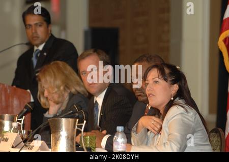 Housing Summit – vom HUD gesponserter Gipfel zum Thema Wohnen, „Partnering for Responsible Policy“, im Mandarin Hotel, Washington, D.C. Thema des Housing Summit: HUD-gesponserter Wohnungsbaugipfel „Partnering for Responsible Policy“ im Mandarin Hotel, Washington, D.C. Stockfoto