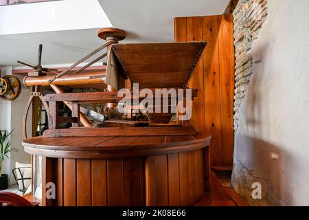 Innenraum einer restaurierten hydraulischen Mehlmühle. Stockfoto