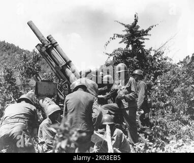 Die Artilleriebruppe der US-Armee überprüft ihre Ausrüstung in der Nähe des Flusses Kum, Südkorea, 15. Juli 1950. Stockfoto