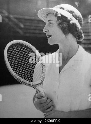 Helen Newington Wills (6. Oktober 1905 - 1. Januar 1998), auch bekannt unter ihren verheirateten Namen Helen Wills Moody und Helen Wills Roark, war eine amerikanische Tennisspielerin. Während ihrer Karriere gewann sie 31 Grand-Slam-Turniertitel (Einzel-, Doppel- und Mixed-Doubles), darunter 19 Einzeltitel Stockfoto