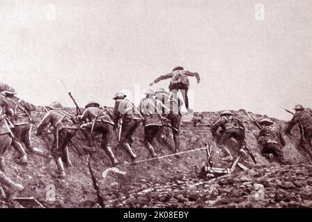 Null Stunde auf der Somme. Britische Truppen gehen am 1. Juli 1916 über die Schützengräben, um die deutschen Linien anzuführen Stockfoto