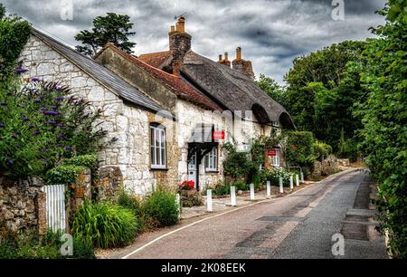Malerische Reihe alter strohgedeckter Cottages in Brighstone auf der Isle of Wight. Stockfoto