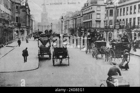 Regent Street, London, 1910. Die Regent Street ist eine große Einkaufsstraße im West End von London. Es ist nach George, dem Prinzregenten (später George IV), benannt und wurde unter der Leitung des Architekten John Nash und James Burton entworfen. Sie verläuft vom Waterloo Place in St. James's, durch Piccadilly Circus und Oxford Circus, zur All Souls Church, Langham Place, Portland Place und Regent's Park. Schwarzweiß-Foto Stockfoto